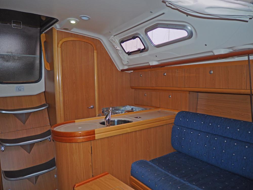 Saloon, Accommodation